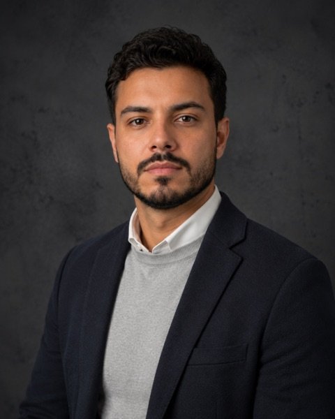 Theo, Agente de Operações